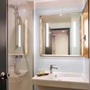 Bathroom Classic Rooms Hotel Median Paris Porte de Versailles